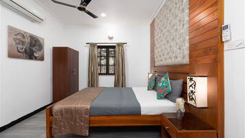 3 bedrooms, in-room safe, iron/ironing board, free WiFi