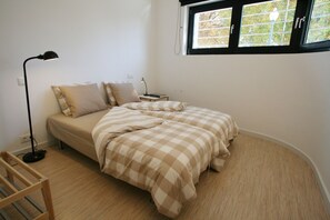 2 habitaciones, tabla de planchar con plancha, wifi y ropa de cama