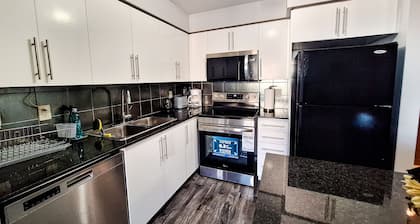 Luxurious Condo by Celebration Square & Square One