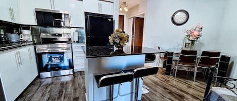 Réfrigérateur, four à micro-ondes, un four, surface de cuisson