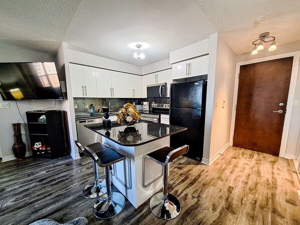 Fridge, microwave, oven, stovetop - 2-Bed, 2-Bath Condo w/Pool & Parking by Square 1 (Mississauga)