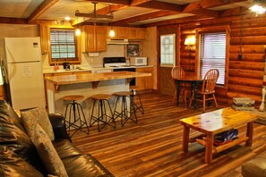 Smart TV, fireplace, DVD player, books - Peaceful Escape in the Smokies-Hot Tub/WIFI/Fireplace - Hemlock Haven (Townsend)