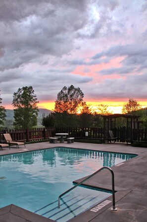 Pool - Peaceful Escape in the Smokies-Hot Tub/WIFI/Fireplace - Hemlock Haven (Townsend)