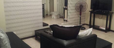 Una televisión de pantalla plana, un reproductor de DVD