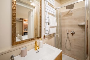 Doccia, asciugacapelli, bidet, asciugamani