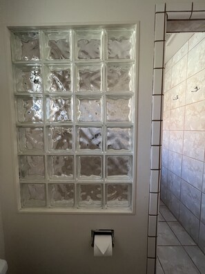 Combined shower/tub, towels, soap, shampoo