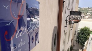 En smal gyde med et skilt for 'Casa Vacanza Lipari' på en bygning.