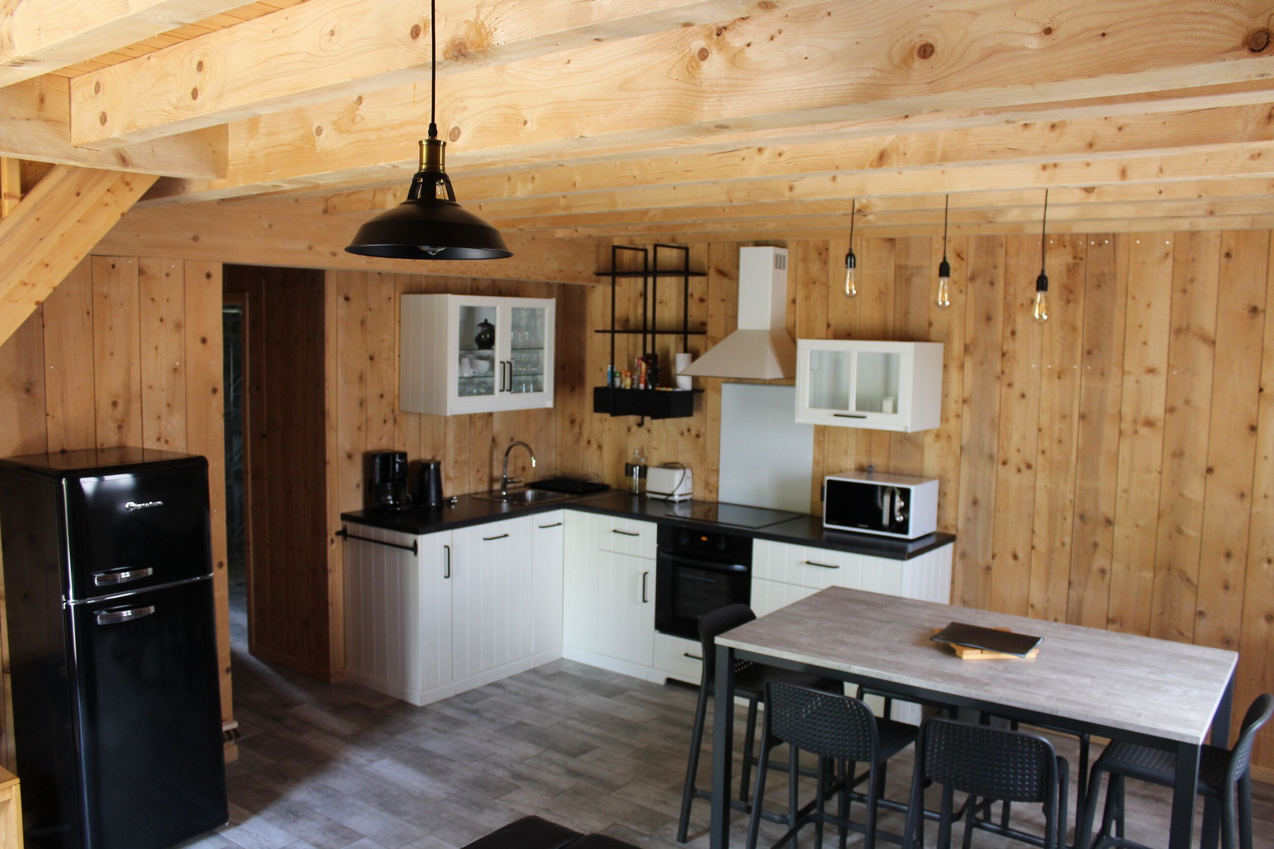 Réfrigérateur, micro-ondes, four, plaque de cuisson