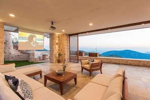 Smart-TV, Kamin, Videospiele, DVD-Player