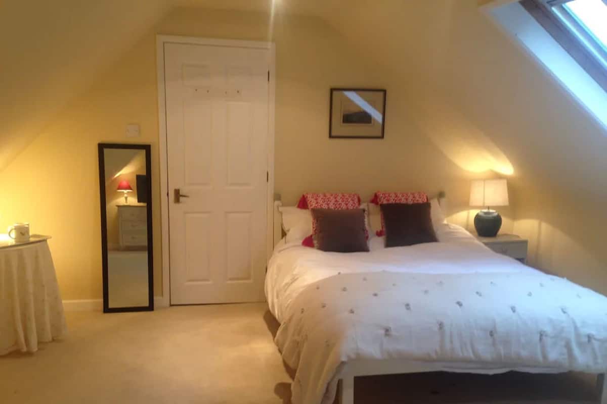 2 bedrooms, individually decorated, individually furnished, desk