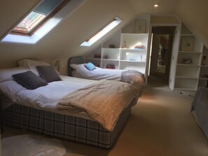 Lägenhet Classic - 2 sovrum | 2 sovrum, individuell inredning, unika möbler och skrivbord