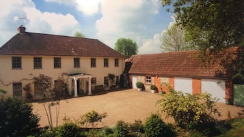 Vista frontal de la propiedad