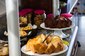 Free daily full breakfast 