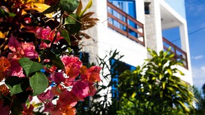 Un edificio moderno con fachada de piedra y ventanas azules.