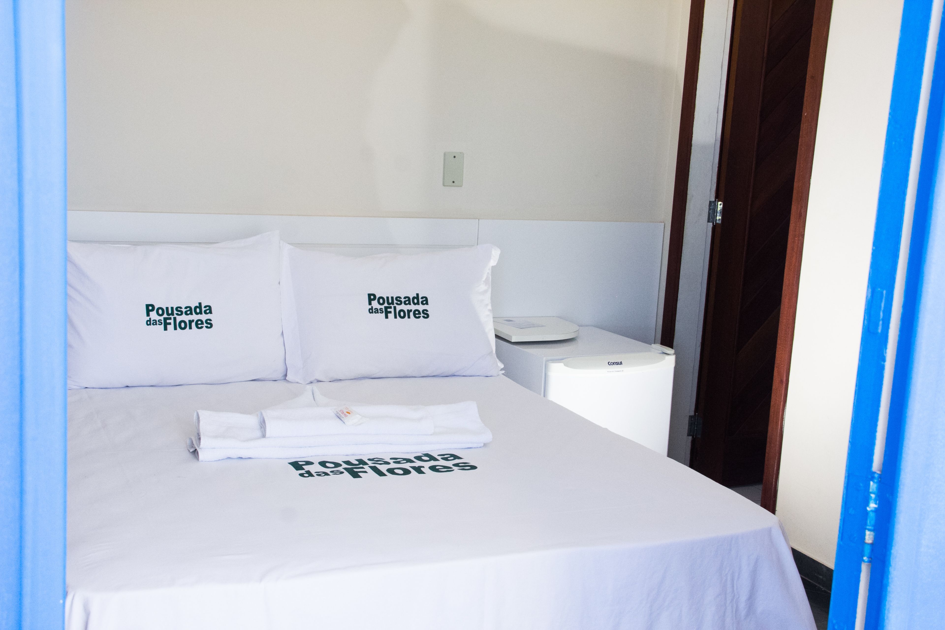 Escritorio, sistema de insonorización y tabla de planchar con plancha 