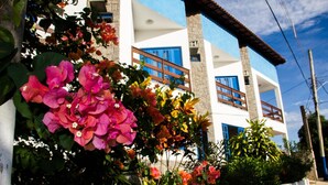 Un edificio moderno de dos pisos con fachada blanca y detalles azules.