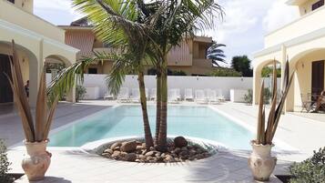 Una piscina al aire libre