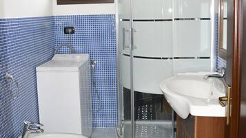 Ducha, bañera de hidromasaje, secador de pelo, bidet