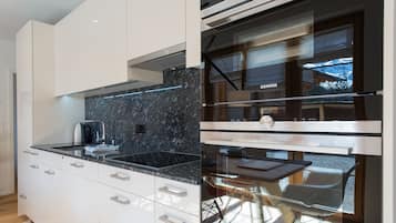 Kjøleskap, ovn, oppvaskmaskin og kaffetrakter/tekoker