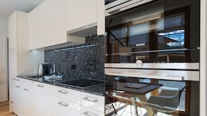 Fridge, oven, stovetop, dishwasher