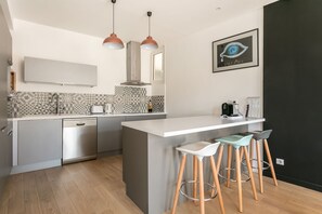 Køleskab, mikrobølgeovn, ovn, kogeplade