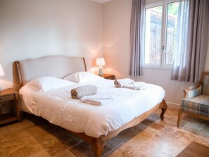 3 habitaciones, tabla de planchar con plancha, wifi y ropa de cama