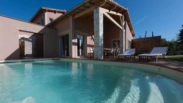 Een verwarmd zwembad