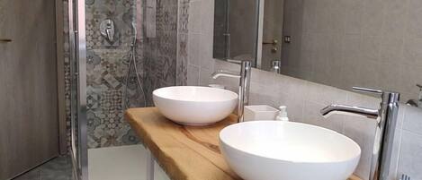 Haartrockner, Handtücher, Shampoo