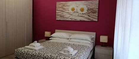 3 室のベッドルーム、アイロン / アイロン台、WiFi (無料)、ベッドシーツ