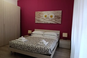3 bedrooms, iron/ironing board, travel crib, free WiFi - Angela's House (Roma)