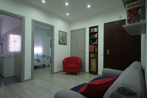 3 bedrooms, iron/ironing board, travel crib, free WiFi - Angela's House (Roma)