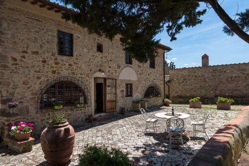 Wonderful Tuscan farmhouse with large spaces and panoramic views
