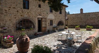 Wonderful Tuscan farmhouse with large spaces and panoramic views
