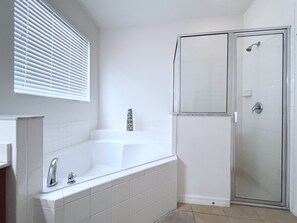 Regadera, toallas, papel de baño 