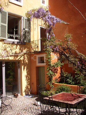 Outdoor dining - LE PETIT SIAM - Bed and breakfast 1/2 pers with private bathroom - Center Clermont-F (Clermont-Ferrand)