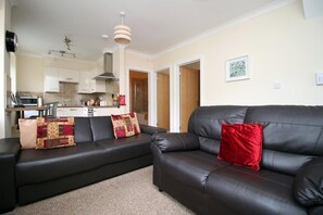 Leilighet – standard, 2 soverom | Oppholdsområde | Flatskjerm-TV