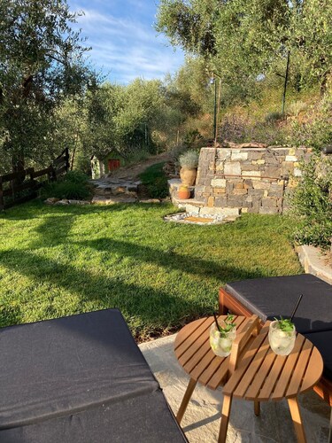 Maison de détente entourée d'oliviers, vue magnifique sur la mer