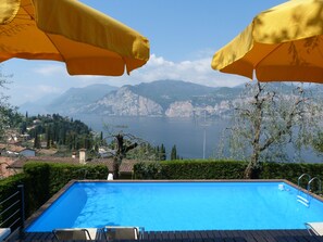 Outdoor pool - balcony overlooking the lake, wifi, pool, parking (Malcesine)