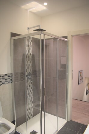 Doccia, asciugacapelli, pantofole, bidet