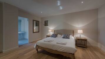 3 slaapkamers, een strijkplank/strijkijzer, wifi, beddengoed