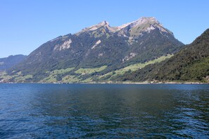 Eine Bergkette mit einem See im Vordergrund.