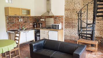 TV, fireplace, stereo