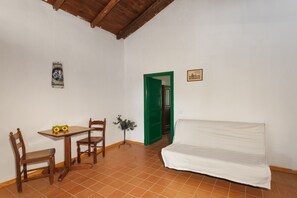 Interior - Agricontura, farmhouse with pool 10 minutes from the sea: CASA DEL BANANO (Rocca di Capri Leone)