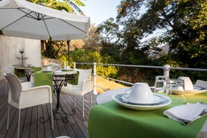 屋外ダイニングエリア