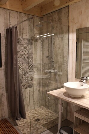 Douche, sèche-cheveux, papier toilette