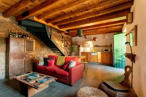 Téléviseur, foyer, livres