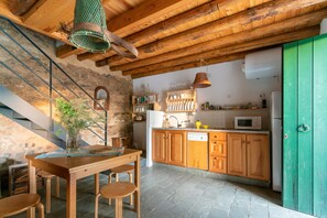 Geladeira, micro-ondas, cooktop, lava-louças