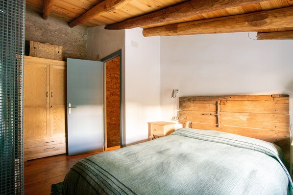 2 quartos, ferros/tábuas de passar roupa, roupa de cama