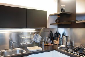 Kühlschrank, Mikrowelle, Ofen, Herdplatte