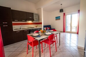 Fridge, oven, stovetop, cookware/dishes/utensils - Apartment Salgari Ponente (Marina di Ragusa)